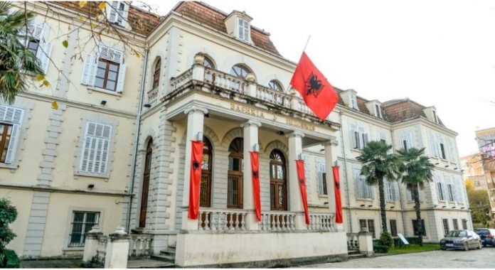 Këshilltarja Bashkiake në Shkodër publikon dokumentat: Investimet për termolzolim pallatesh janë gati, bashkia nuk po reagon bashkia shkoder 696x380 1