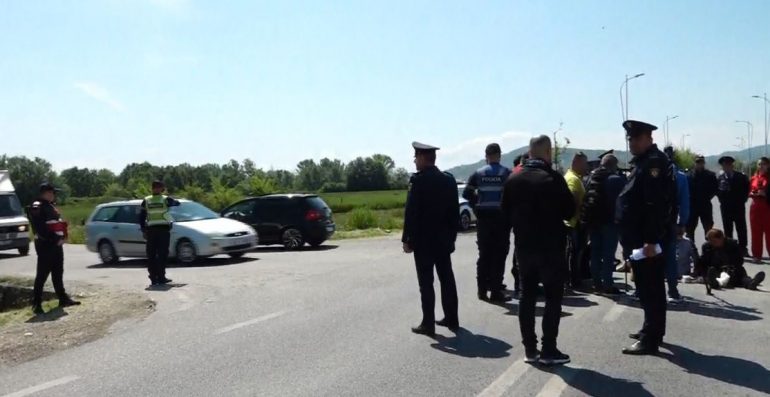 Banorët e Bërxullës në protestë, bllokojnë njërin kah të rrugës së Rinasit: Një vjedhje galopante berxulle bllokohet rruga 770x397 1