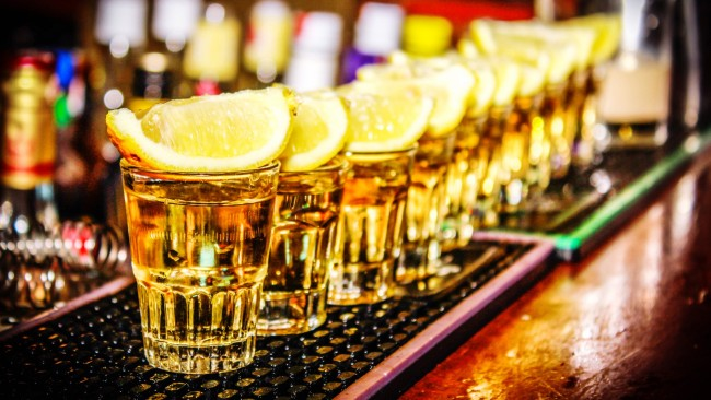 Vdes britaniku që piu 20 vodka ‘shots’ falas në 90 minuta brit