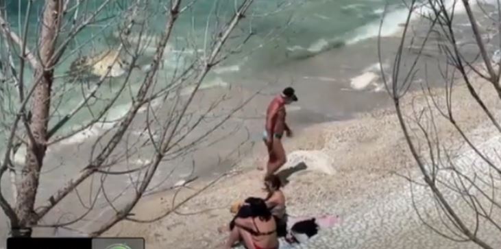 Fluks automjetesh drejt jugu të vendit, nis plazhi në Vlorë det