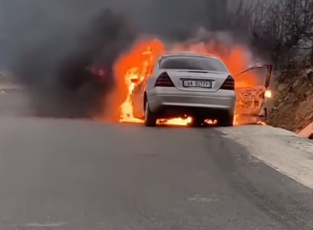 Merr flakë makina në Rrugën e Arbrit dgfhj