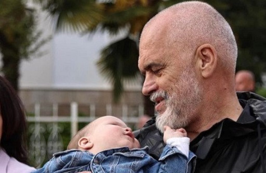 Rama publikon foton e veçantë: Bashkë me sa më shumë punë të mira për vendlindjen e tyre edi rama 2 1