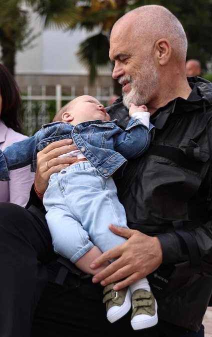 Rama publikon foton e veçantë: Bashkë me sa më shumë punë të mira për vendlindjen e tyre 1 edi rama 9
