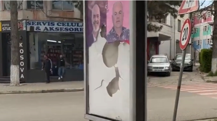 Thyhen posterat e kandidatit të PS-së në Kukës, Safet Gjici gjici
