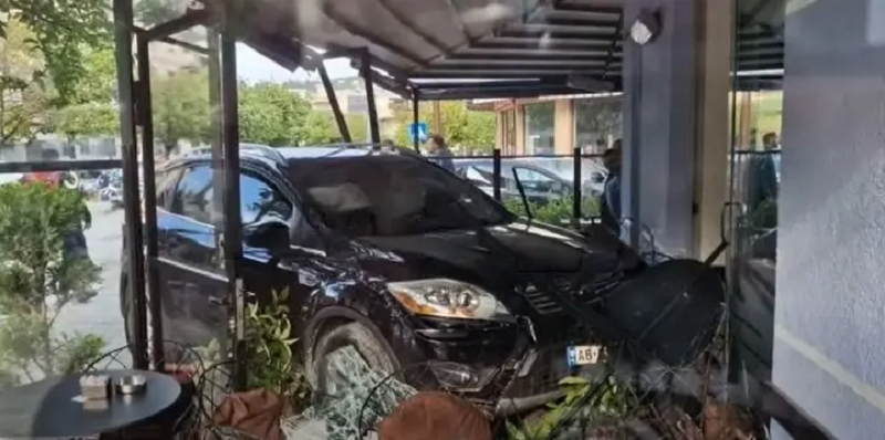 Aksident në Vlorë/ Makina ‘hyn’ brenda në lokal makina 3