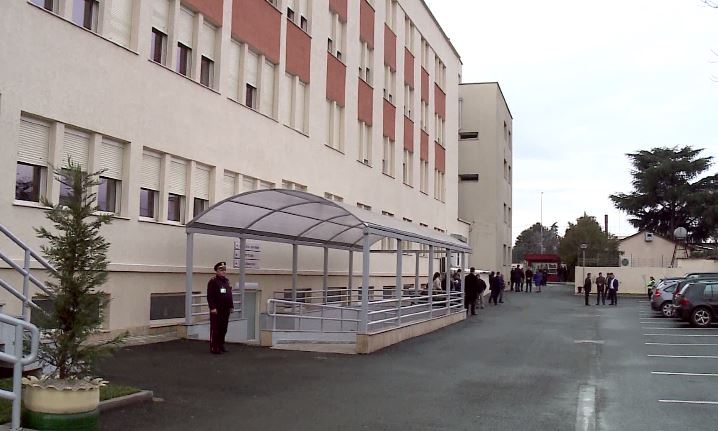 Skandal tek “Psikiatriku”, gruaja rreh mjeken neurologjia
