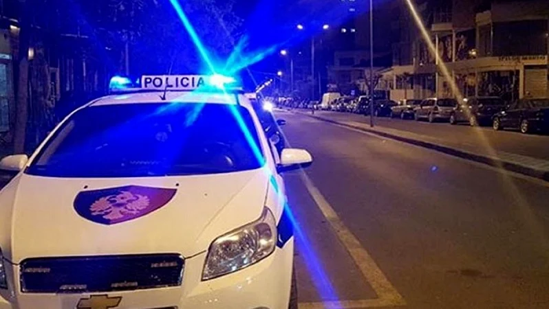 Dy vëllezër kërcënojnë 31-vjeçaren në Tepelenë, njëri tenton t’i djegë dy makinat policiaaaa