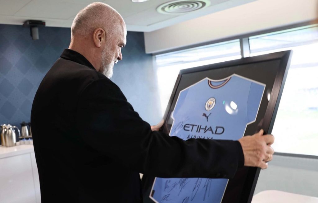Pas marrëveshjes, Rama publikon foto nga zyrat e Manchester City rama manchester city