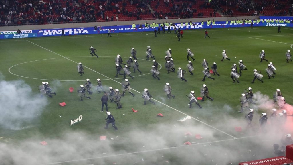 Humbën ndaj AEK, tifozët e Olympiacos pushtojnë fushën dhe shkatërrojnë stadiumin tifoze