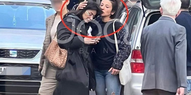 Kritikoi Luizin dhe Kiarën, fansat i theyjnë xhamin e makinës Zhaklinës? Mbërrin dhe policia zhaku1 750x375 1