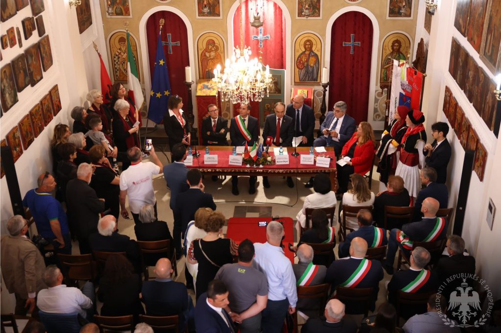 FOTO/ Presidenti Begaj shpallet “Qytetar Nderi” nga Komuna e Roshanos: Mikpritje vëllazërore 2 01700a4f 0d03 470a b7be 5778da95931a 1024x682 1