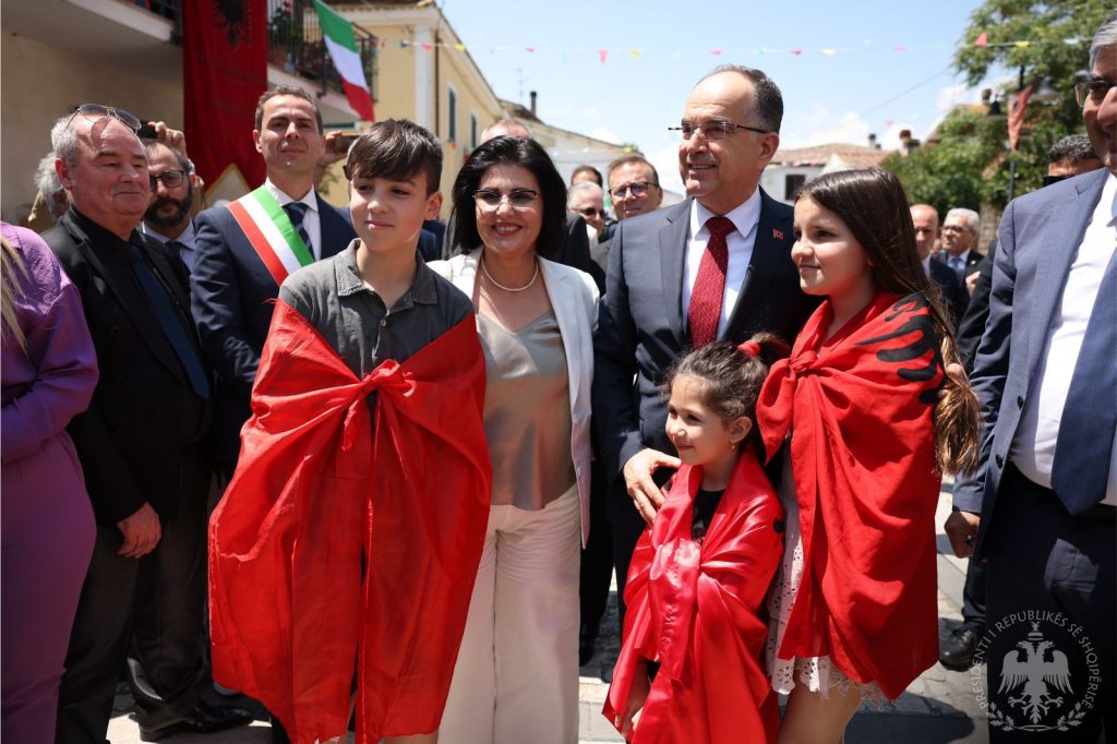 FOTO/ Presidenti Begaj shpallet “Qytetar Nderi” nga Komuna e Roshanos: Mikpritje vëllazërore 1 04b5612d af24 48b3 8b35 96c488ca31f2 1024x682 1