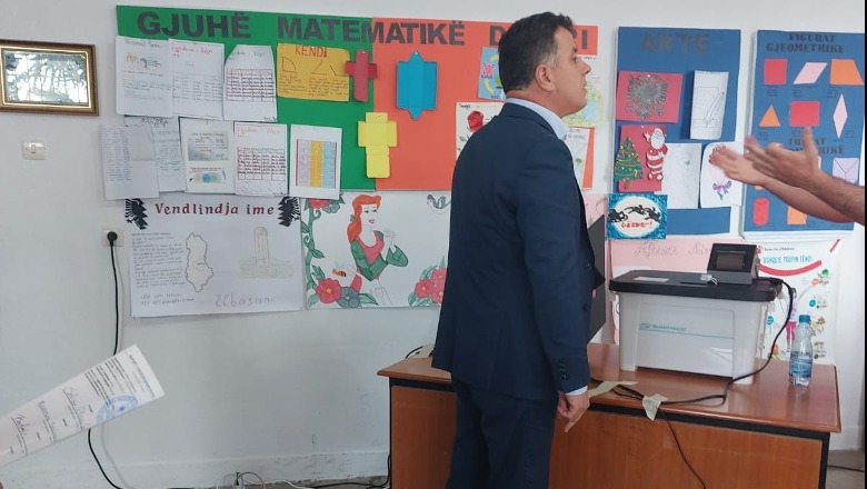 Deputeti i Rithemelimit, Flamur Noka bën si inspektor në qendrën e votimit në Elbasan 1684075977 5a065317372f4e7eb5386b352642e20f