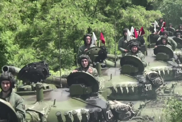 FOTOT / Serbia rreshton tanket dhe ushtarët në kufi me Kosovën 2 3