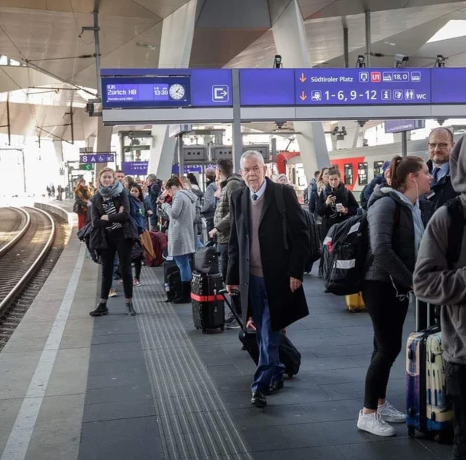 Fotoja e Presidentit të Austrisë bëhet virale, pa truproja dhe me tren për të takuar homologun 310994365 1147235359542092 522513469925654493 n 1
