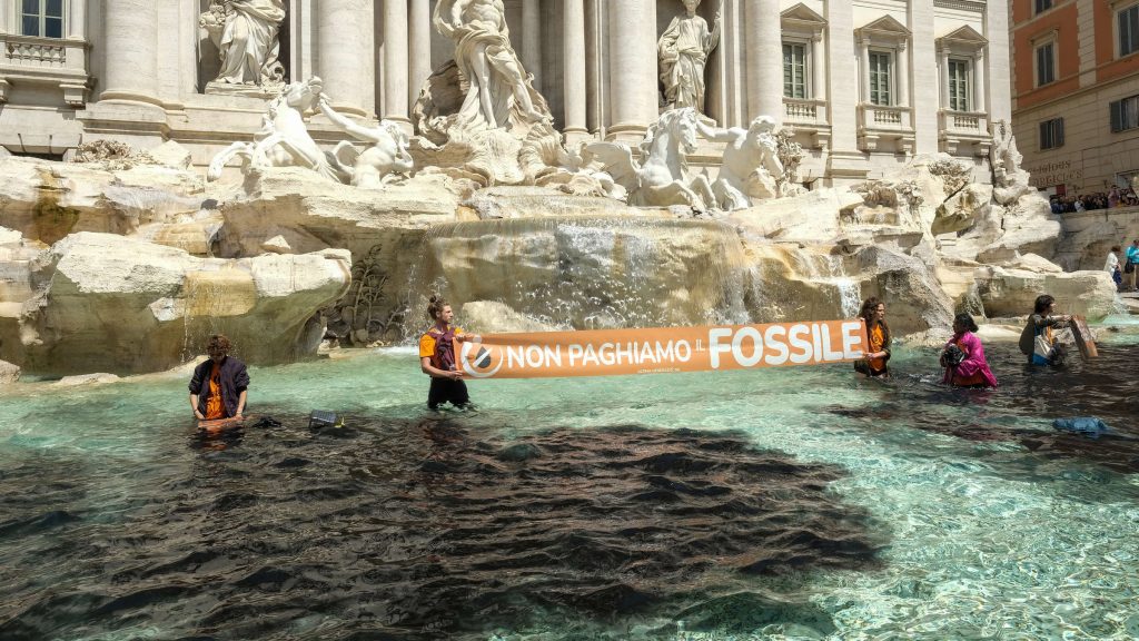 Fotolajm/ Simboli i Romës bëhet i zi 1 31824886 farb attacke auf den trevi brunnen klimaaktivisten protestierten am touristen hotspot in rom 1SS1oT71SXea