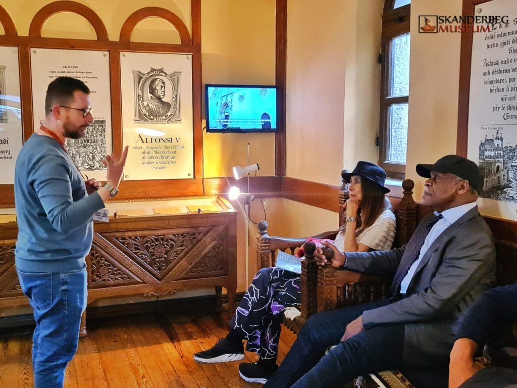 Aktori i njohur amerikan, Danny Glover viziton muzeun “Gjergj Kastrioti Skënderbeu” në Krujë 344534378 970398767436126 6283296011032163933 n