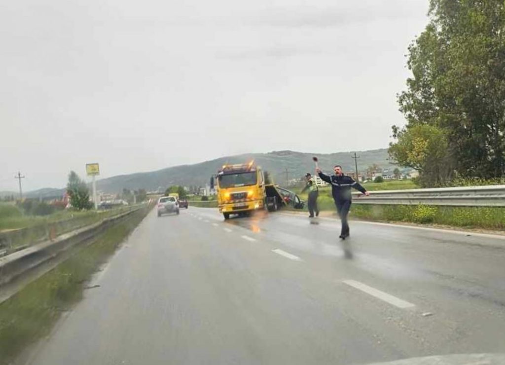 Aksident në aksin Fier-Lushnjë, mjeti përfundon në kanal 344974977 994810238350915 6373396010553584496 n 1068x772 1