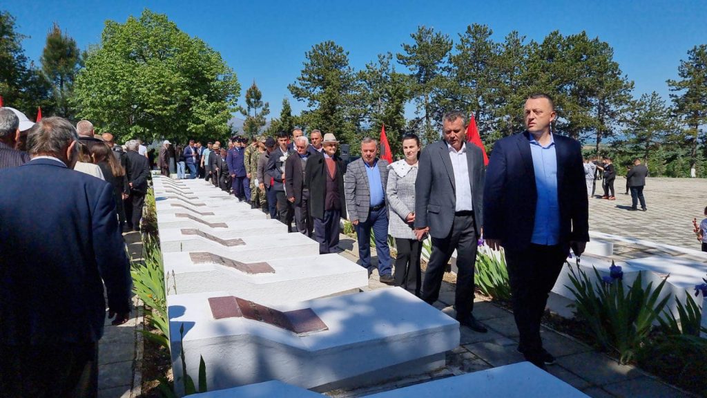 Homazhe për “5 Majin”, Agron Malaj: Rehabilituam plotësisht Varrezat e Dëshmorëve, sheshin dhe rrugën hyrëse 345025690 571965341712127 7007235659328660819 n