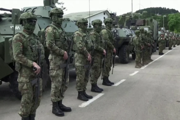FOTOT / Serbia rreshton tanket dhe ushtarët në kufi me Kosovën 3 4