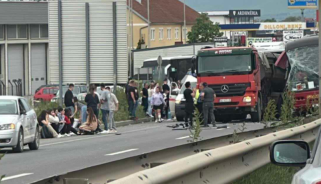 Autobusi me nxënës përplaset me kamionin dhe një makinë, 30 të plagosur në Kosovë 640 0 1683991897xfoto 460