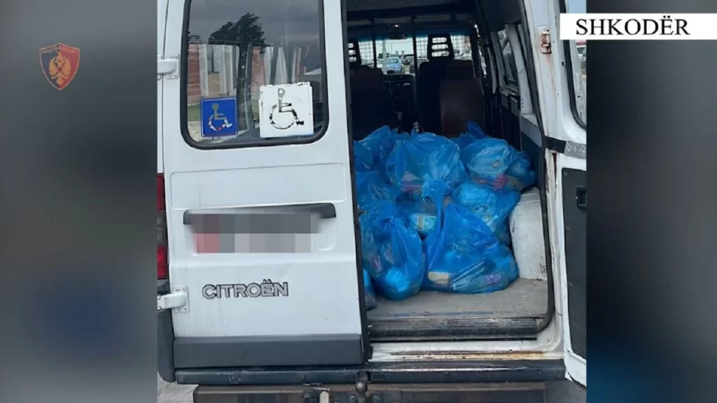 Punonjësit e bashkisë Shkodër kapen duke transportuar 50 qese me ushqime 6679381A 6A7B 4FA7 A91E BB9431E4416C