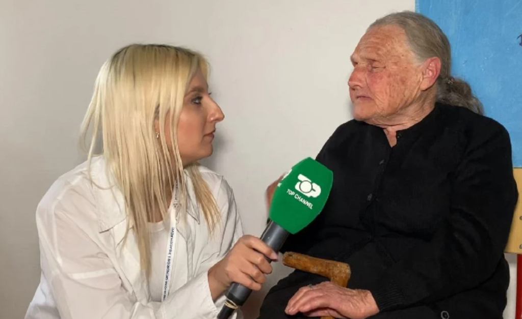 77-vjeçarja nga fshati Gegë, me shkop në dorë merr pjesë në zgjedhje dhe fton qytetarët të votojnë Capture