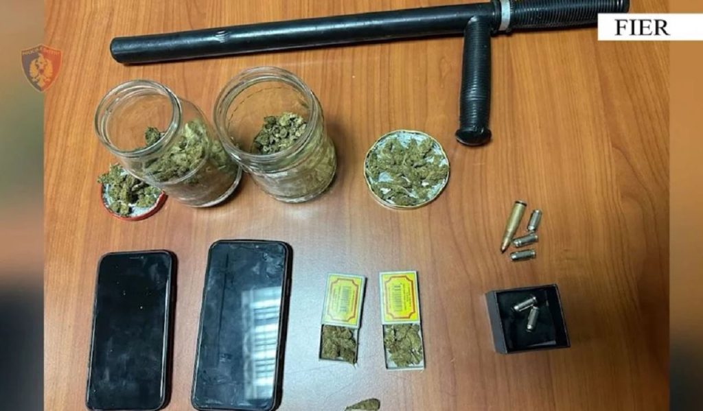 Bashkëpunëtorë në shitjen e kanabisit nëpër lagjet e Fierit, Policia arreston dy adoleshentët Capture 13