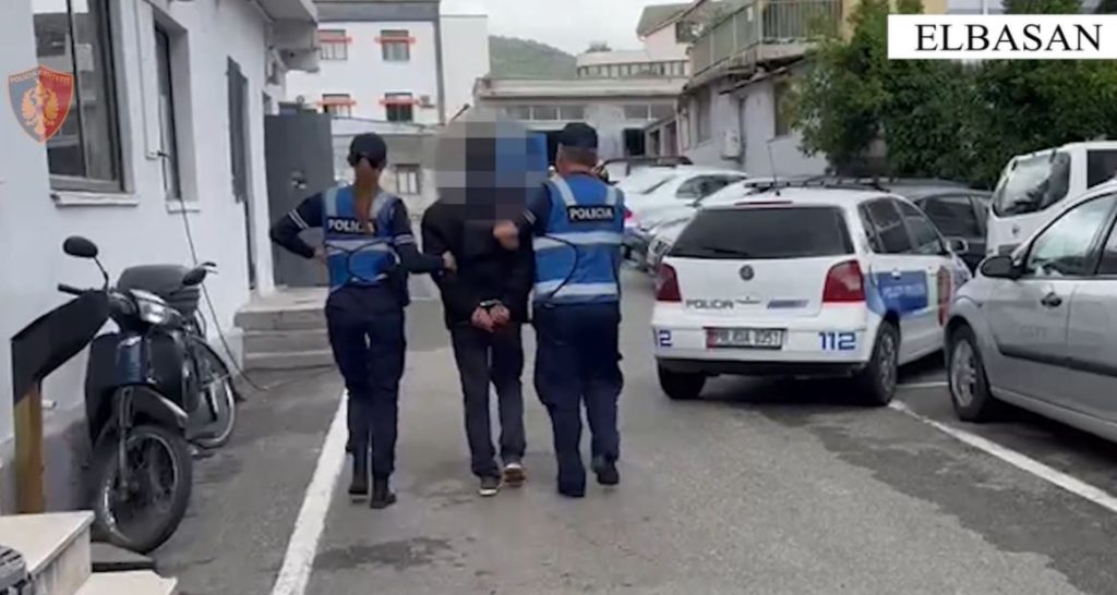 Rrahu prindërit dhe i kërcënoi ata, 34-vjeçari arrestohet në mal. Policia i gjen arsenal armësh Capture 84