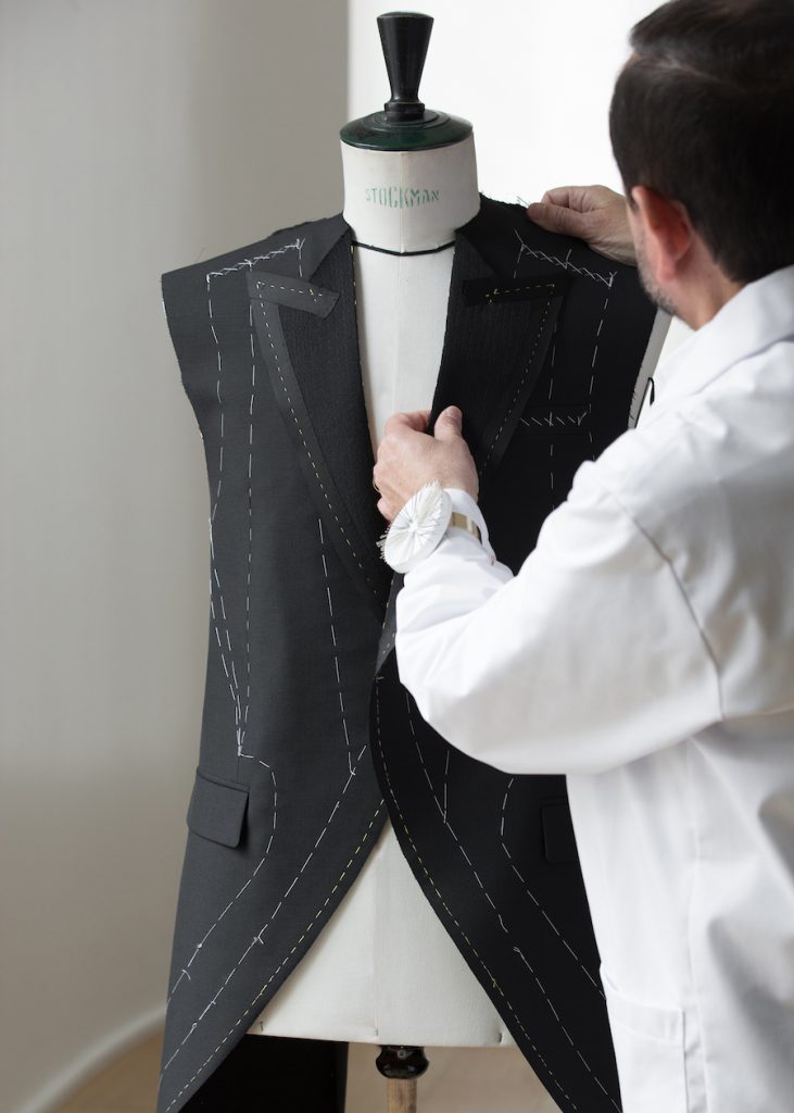 FOTO/ Princ Harry zemëron britanikët, shkak u bë kostumi 1 DIOR MENS SAVOIR FAIRE OF PRINCE HARRY SUIT BY SOPHIE CARRE AND LAORA QUEYRAS 1