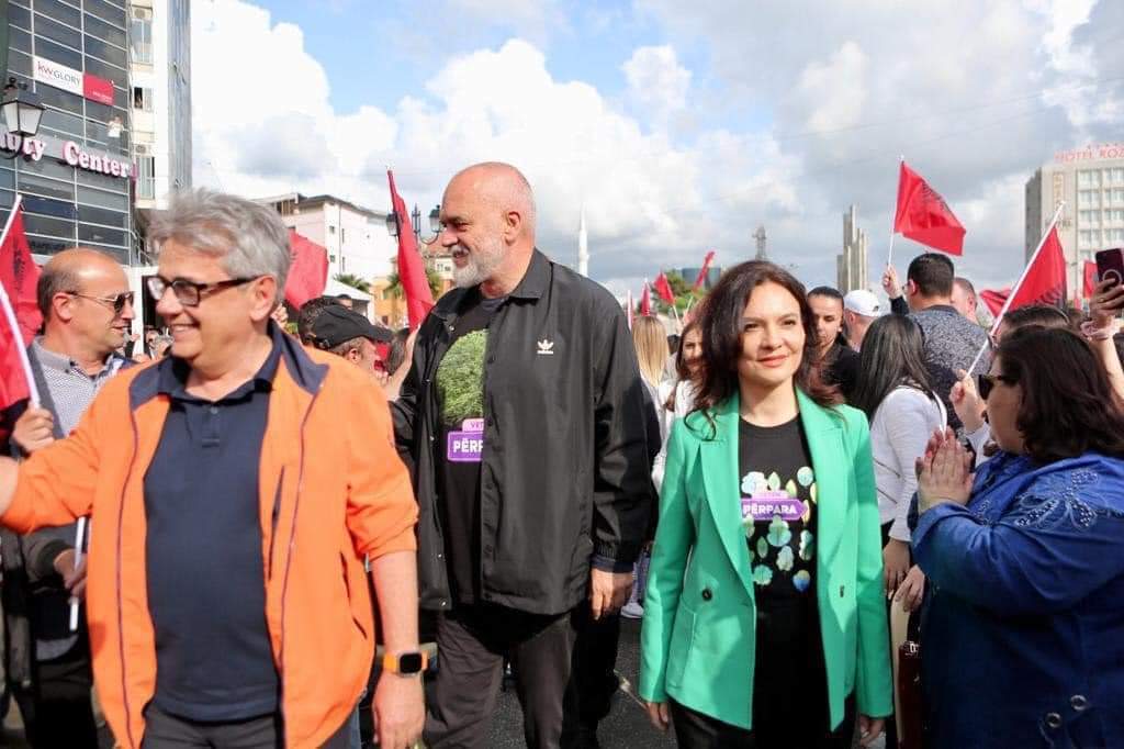 Fituan zgjedhjet në Shkodër/ Rapsodët këngë për Elisa Spiropalin dhe Benet Becin FB IMG 1684866323972