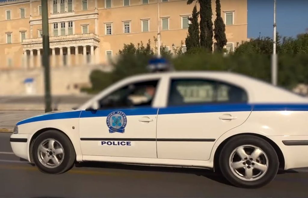 Gruaja denoncon burrin: Më grisi rrobat dhe bëri seks sa deshi! Greek police 1b