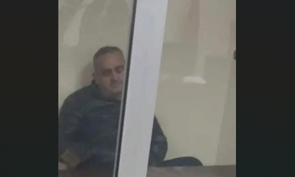 Me sytë e mbyllur dhe mbështetur në mur/ Del fotoja nga salla e gjyqit e Fredi Belerit, u arrestua për blerje votash 1 Screenshot 2023 05 13 182048 600x360 1