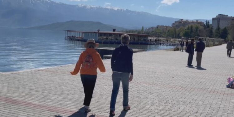 Fundjava/ Shqiptarët e Kosovës zgjedhin të pushojnë në Pogradec Screenshot 8 750x375 1
