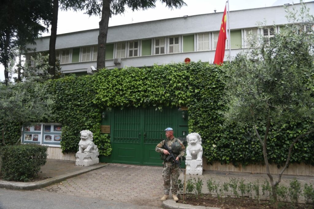 Zgjedhjet, ushtria merr në mbrojtje ambasadat në Tiranë (Foto) WhatsApp Image 2023 05 13 at 2.33.20 PM 1024x682 1