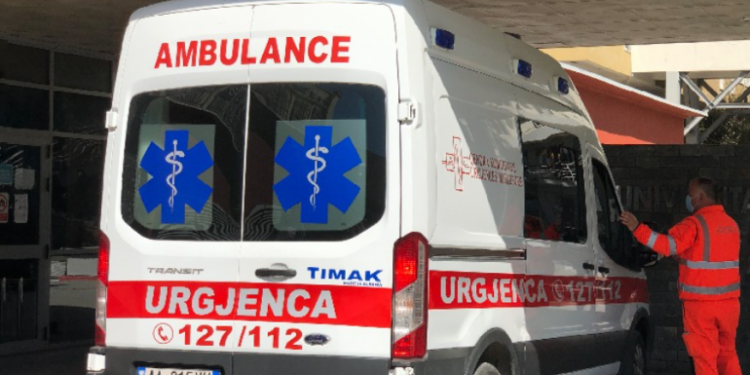 Ishte duke punuar me babanë dhe bie aksidentalisht nga mjeti, i riu ndërron jetë në spital (Emri) ambulanca 770x406 1 750x375 2