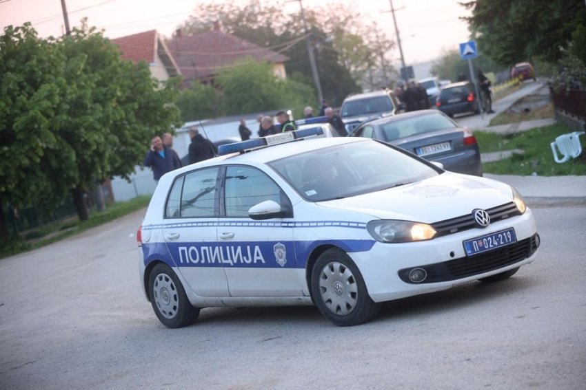 Arrestohet 17-vjeçari në Serbi, kërcënoi se do të vriste 30 persona auto ju1683388354