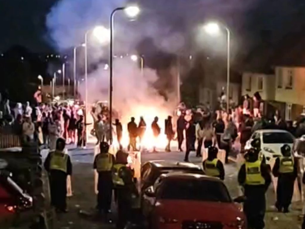 FOTO/ Revoltë në kryeqytet, makina të djegura dhe përplasje të dhunshme me policinë 1 b396b45f 9932 457f 80ed 1834e2070618