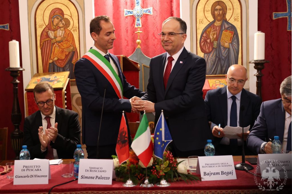 FOTO/ Presidenti Begaj shpallet “Qytetar Nderi” nga Komuna e Roshanos: Mikpritje vëllazërore 4 de422a29 647a 43a2 85cb f8987db75447 1024x682 1