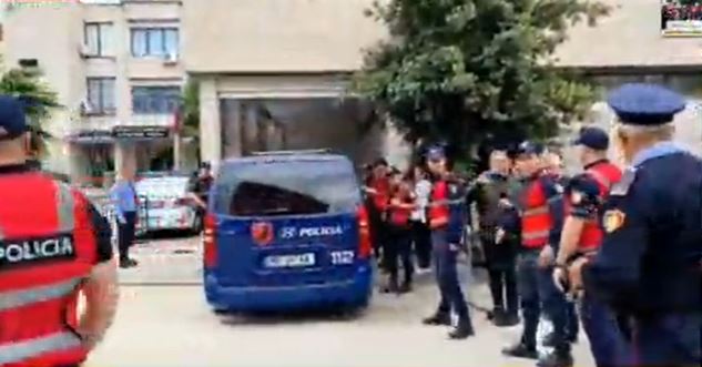 Beleri del nga gjykata për t’iu drejtuar qelisë, pritet nga pjesëtarë të opozitës dhe mediat greke dfdfgfg
