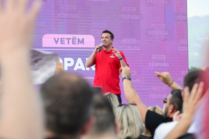 Veliaj me banorët në Tiranë: Ftoj demokratët të votojnë për të ardhmen e familjeve të tyre e8fd59e6 1b80 45e2 b3d4 49c08979c0b2 675x450 1