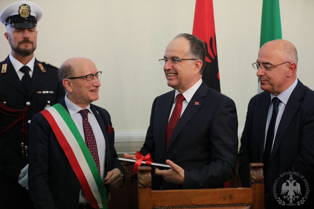 FOTO/ Presidenti Begaj shpallet “Qytetar Nderi” nga Komuna e Roshanos: Mikpritje vëllazërore 5 e93cf599 dca7 4fcf 8eb8 3a8ad93c833d