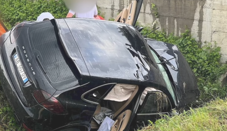 Aksident në Shkodër-Lezhë/ “Porsche” del nga rruga, plagoset shoferja 20-vjeçare dhe 2 pasagjeret ju