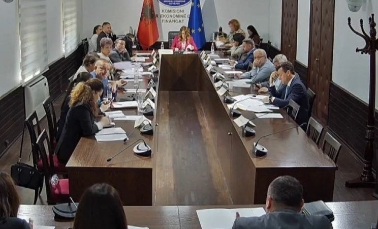 “Sherr” për pagat! Shehaj: Drejtori që ke në krah ka rrogë më të madhe se ti. Ministrja: Do shihet më vonë komisioni i ekonomise mbledhje 1 744x450 1