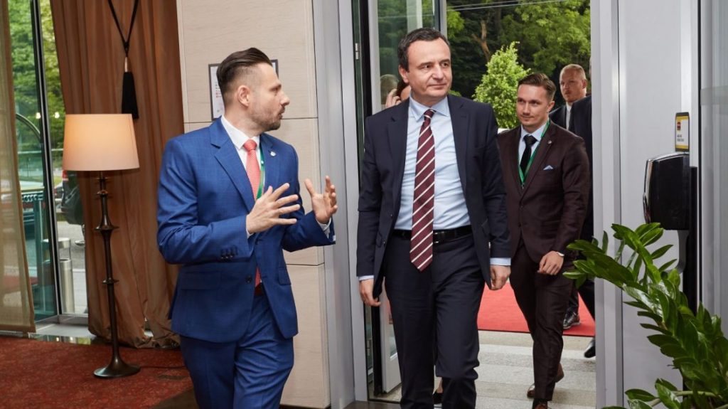 Kurti mbërrin në Bratisllavë, pritet të flasë për të ardhmen e Kosovës. Situata në veri është kritike kurti 1130x635 1
