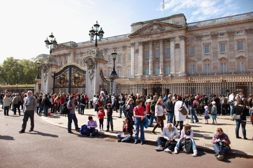 Kurorëzimi i Mbretit Charles III, britanikët zënë radhën në rrugë 1 londer