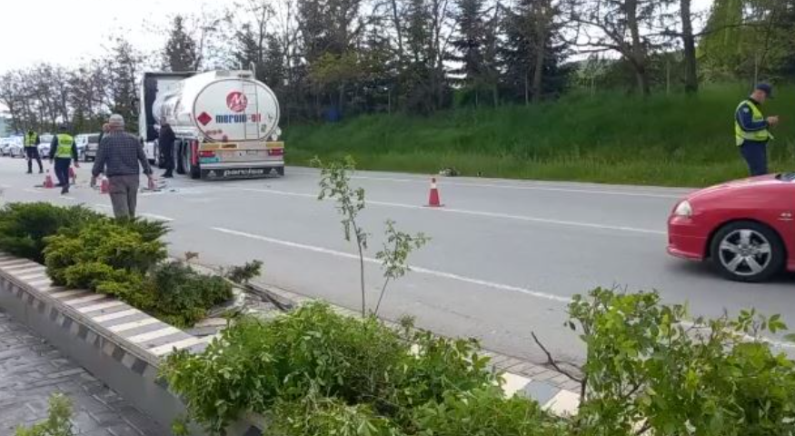 Aksident në Maliq, kamioni përplaset me autobusin makina