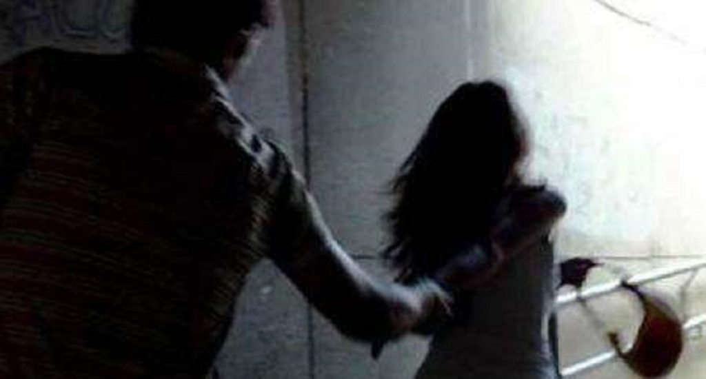 Ngacmoi seksualisht të miturën, arrestohet 21-vjeçari në Maliq ngacmim