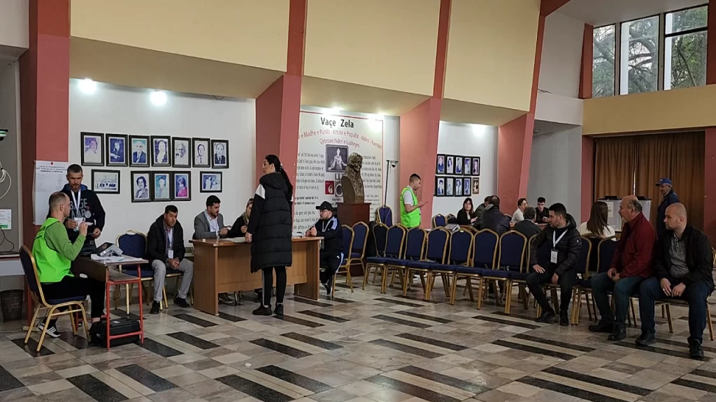 Shqiptarët votojnë për 61 kryetarët e rinj të bashkive, Policia e Shtetit: Nuk janë konstatuar probleme o
