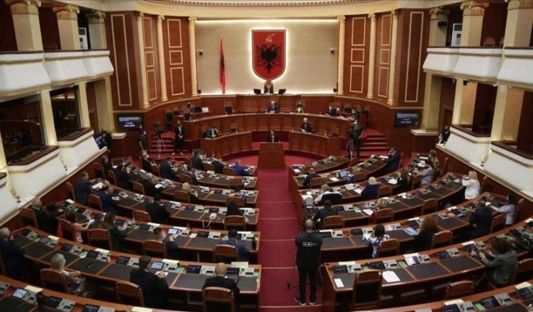 Qeveria propozon projektligjin, të dënuarit për krime ndaj fëmijëve nuk përfitojnë gjykim të shkurtuar parlament